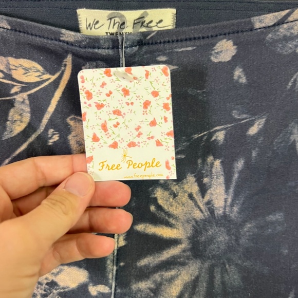 Free People We The Free Women’s Penny Pull Printed Navy Combo Flare Jeans 26 New - Picture 9 of 9